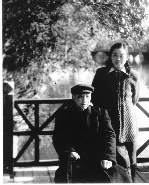 1950年3月，李公在漢口與女兒的合影。