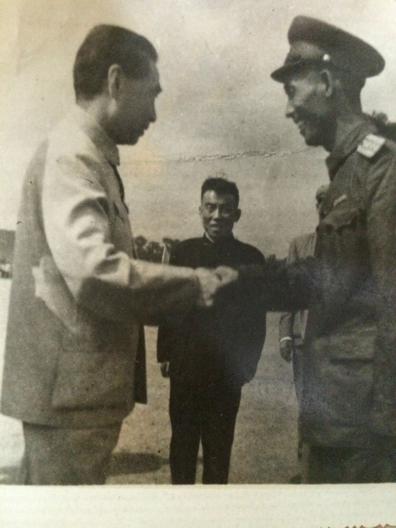 1960年在雲南思茅機場迎接周總理