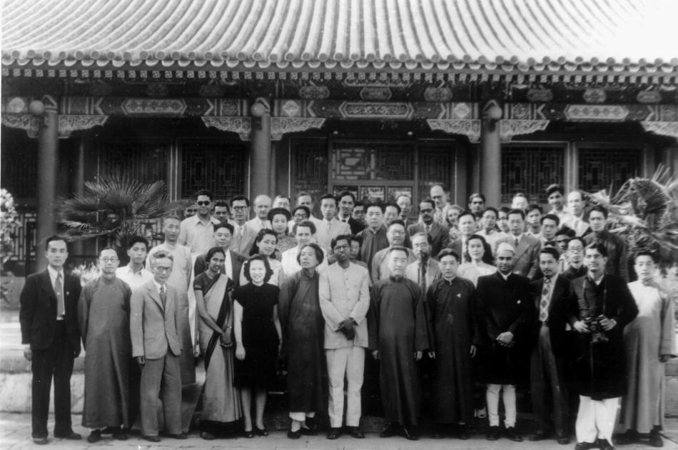 1948年6月出席畫展，左六為王青芳。