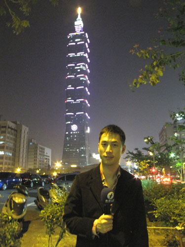 葉青林在台北101大樓前
