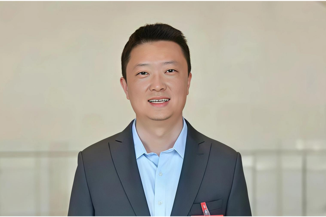 李震霄(廣州黑石數碼科技有限公司董事長,廣東省政協委員) 李震霄(廣州黑石數碼科技有限公司董事長,廣東省政協委員)