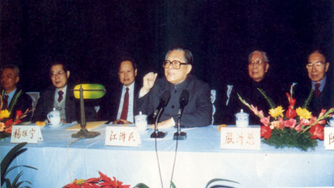 1990年江澤民總書記（左四）向第3屆陳嘉庚獎獲獎人頒獎