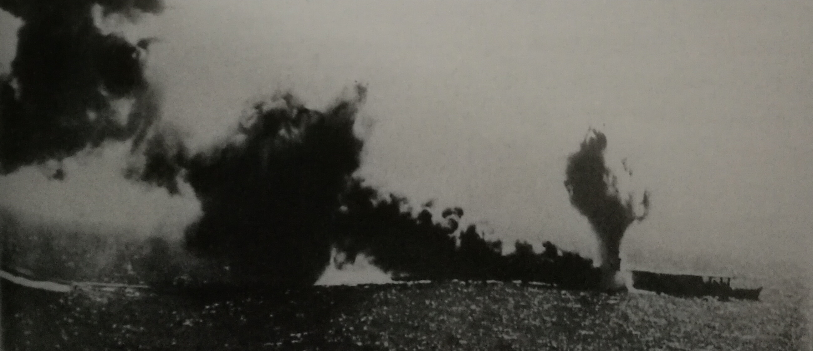 1942年5月7日上午珊瑚海海戰時祥鳳中彈爆炸瞬間