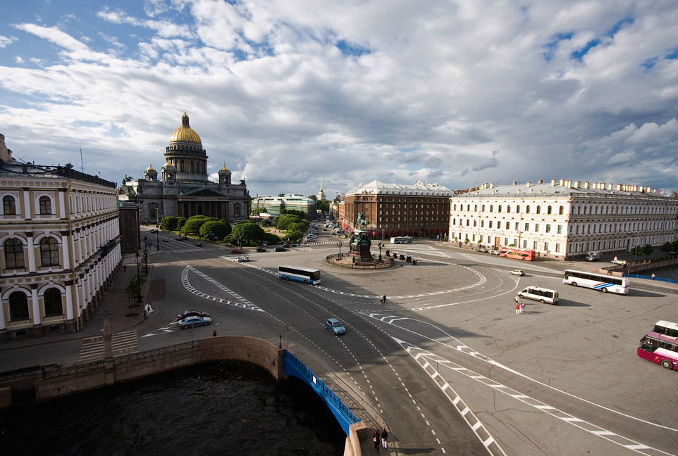 藍橋(俄羅斯聖彼得堡橫跨莫伊卡河橋樑)