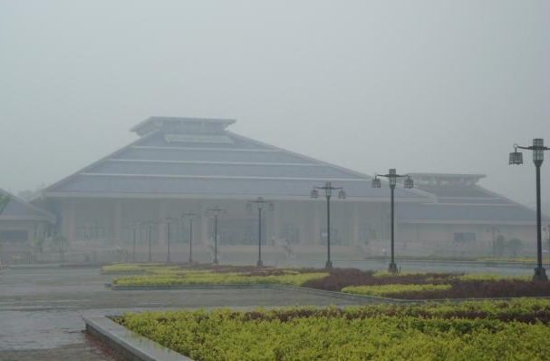 煙雨朦朧中的博物館外景