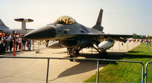 F-16戰機的兩具副油箱是掛在機翼下方