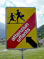 羅曼語路標提醒車輛注意兒童