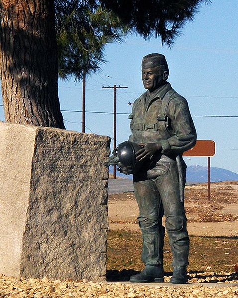 愛德華茲空軍基地的葉格雕像