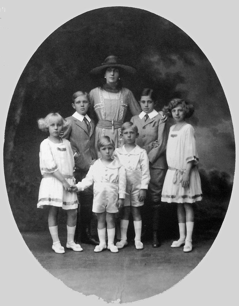 維多利亞·尤金妮亞與她的六名子女們，攝於1918年
