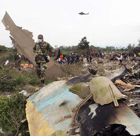 委內瑞拉國民衛隊清理飛機失事現場