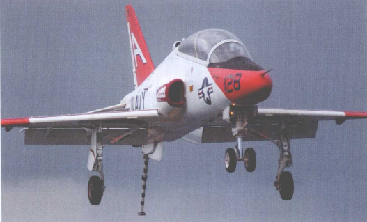 T-45教練機，注意飛機尾部的尾鉤