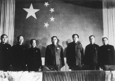 莊希泉（右二）在中南海向毛澤東主席獻旗
