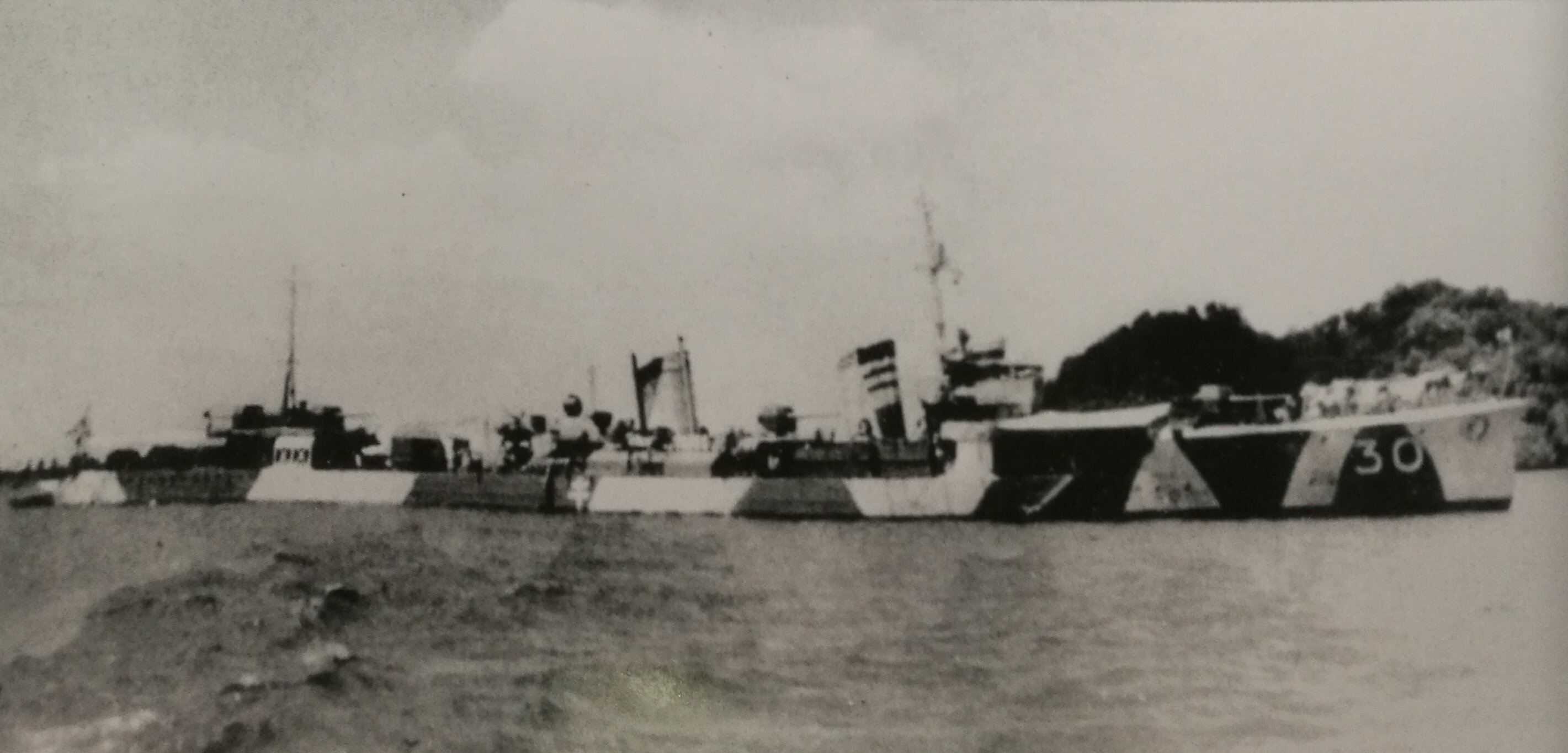 1941年7月停泊在帛琉的睦月，艦體塗了迷彩，主要用於實驗