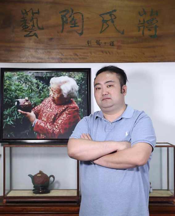 陳俊丞(中國國家級助理工藝美術師、蔣派紫砂第三代傳人) 陳俊丞(中國國家級助理工藝美術師、蔣派紫砂第三代傳人)