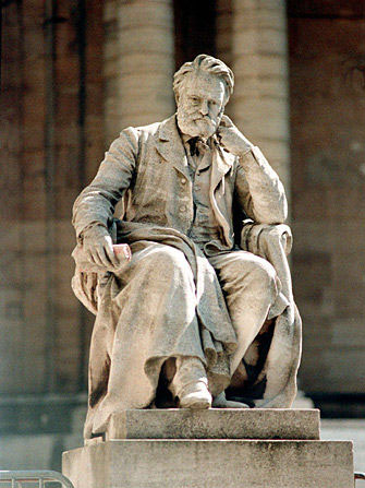 維克多·雨果雕像