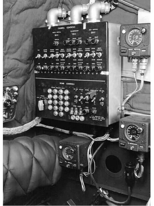XF-12上的照相機和照明彈操作面板