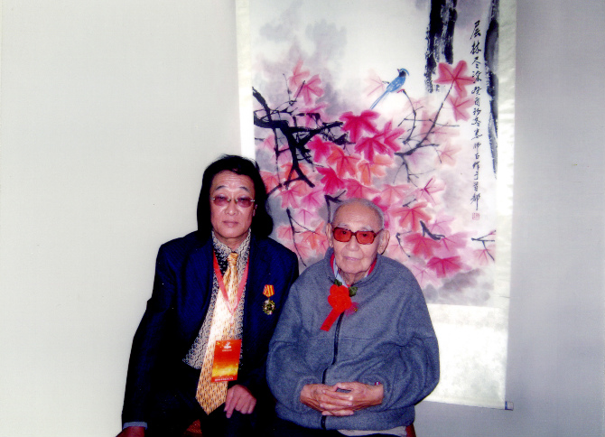 鐘世啟和著名畫家婁師白老先生在北京畫展上