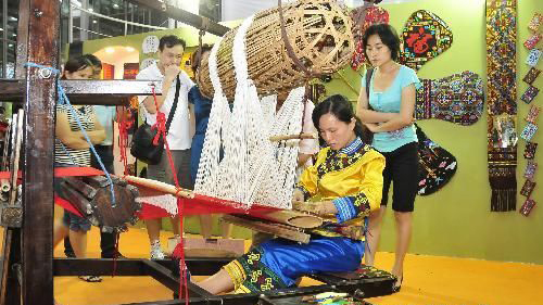 黃愛群在深圳進行手工編織織錦表演