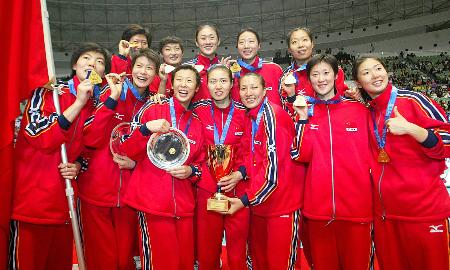 世界盃中國女排大阪奪冠 隊員合影留念