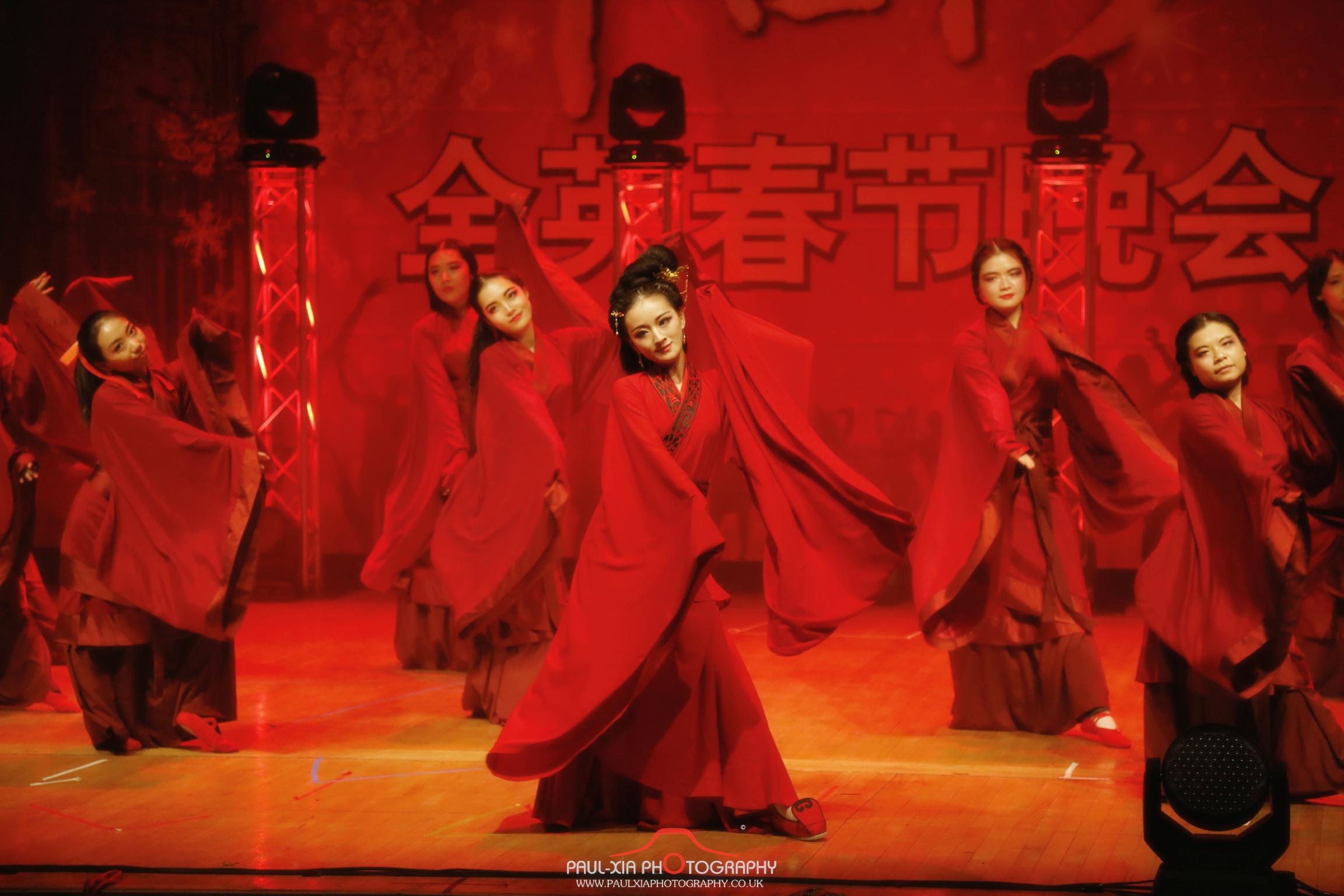 攜“璇璣舞蹈隊”在全英春晚表演《禮儀之邦》舞蹈