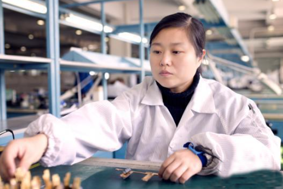 李瑩(中國電子科技集團公司第三十八研究所廣電和通信設備電子裝接工、高級技師) 李瑩(中國電子科技集團公司第三十八研究所廣電和通信設備電子裝接工、高級技師)