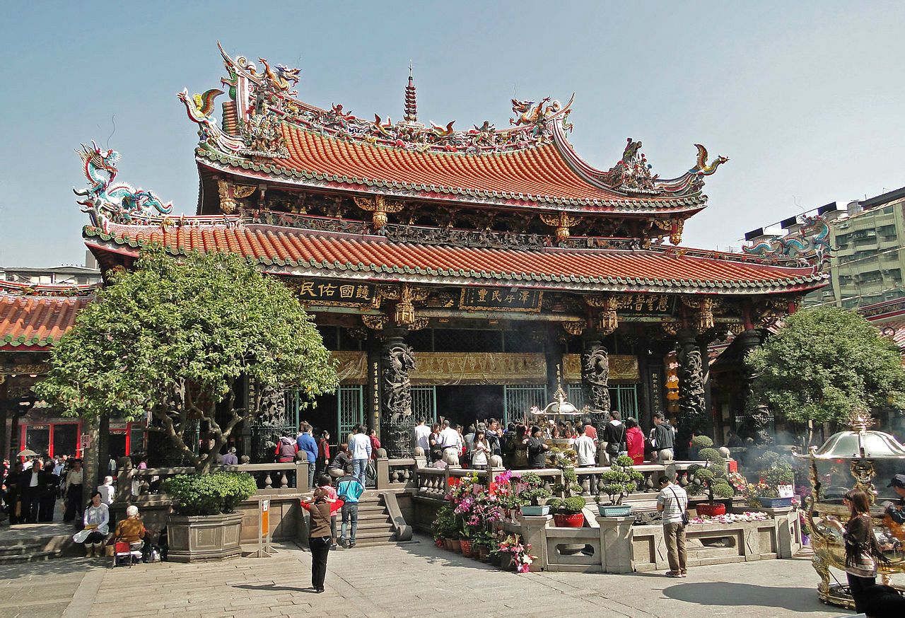 台北市萬華區的艋舺龍山寺是台灣著名的廟宇