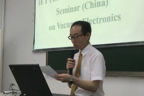 馮進軍(微波電真空器件國家級重點實驗室副主任) 馮進軍(微波電真空器件國家級重點實驗室副主任)