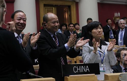 國家文物局副局長童明康（中）等中國代表慶祝申遺成功。