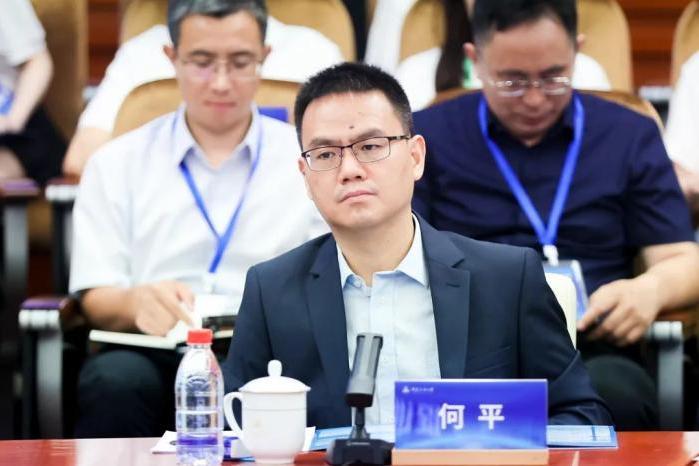 何平(中華人民共和國外交部新聞司參贊) 何平(中華人民共和國外交部新聞司參贊)