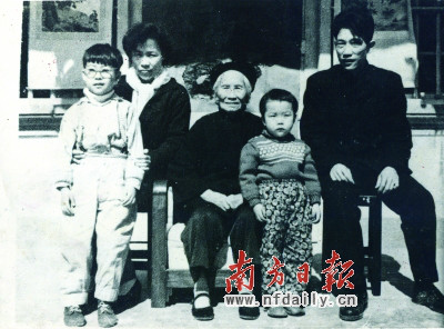 1962年彭洪、陳平及兒女與祖母周鳳(中)合影