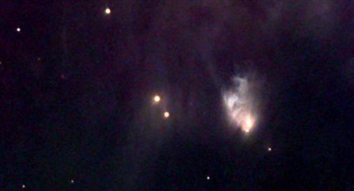右邊的模糊的雲團就是麥克尼爾發現的星雲