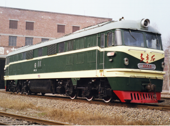 資陽廠生產的東方紅4型0002號機車（後期綠色塗裝）