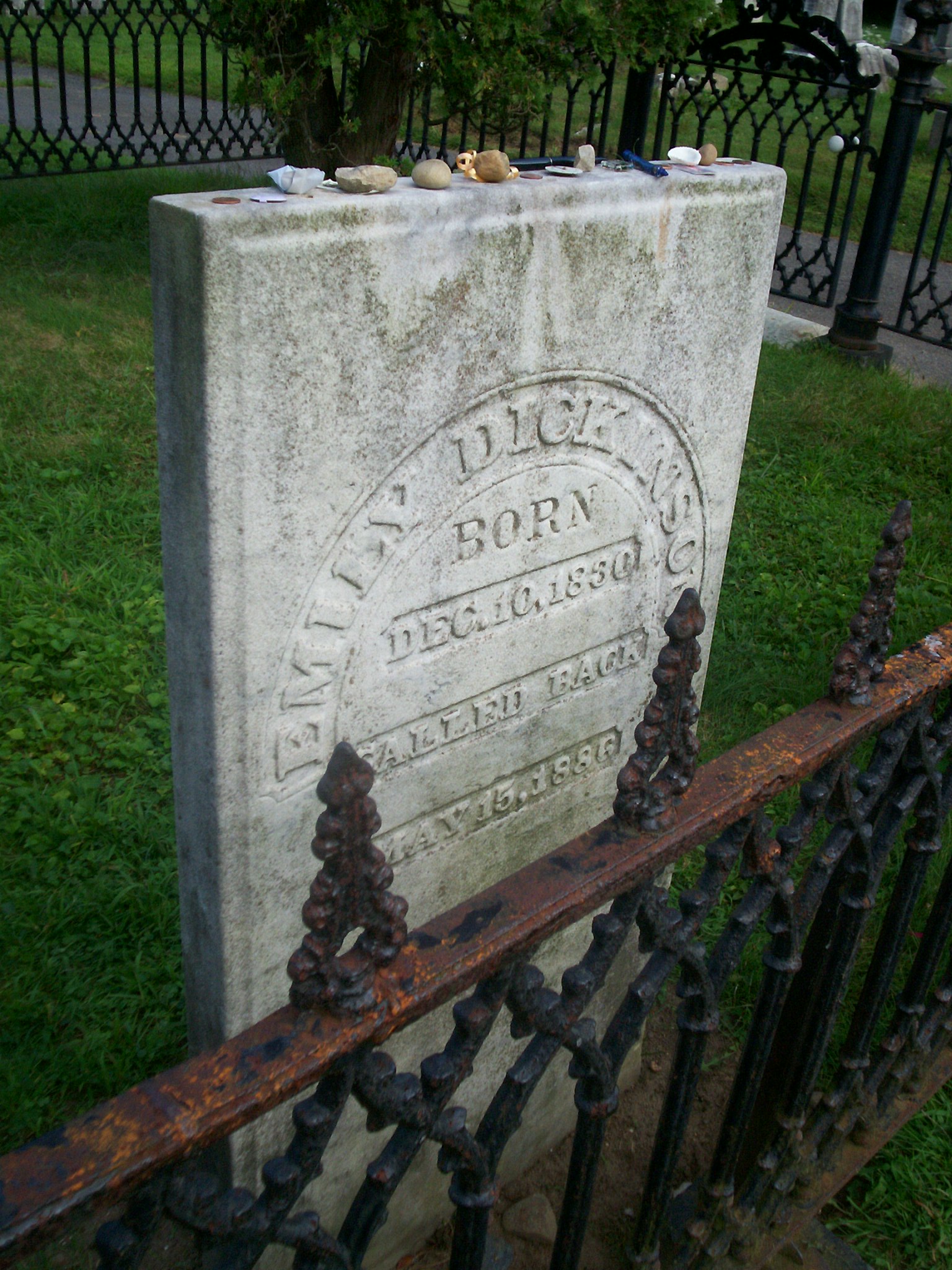 艾米莉·狄金森墓碑