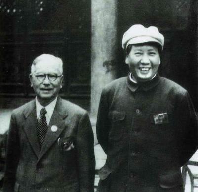 1949年9月17日，陳嘉庚與毛澤東在北京中南海勤政殿前的合影