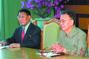 金正日與姜錫柱（左）在平壤出席會議