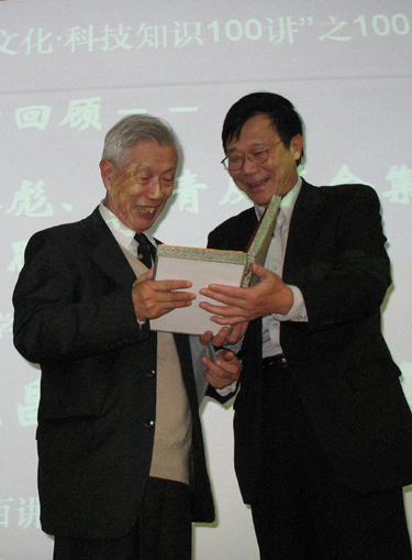 陳建平(右)向馬老(左)贈送紀念品