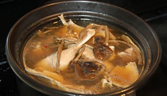 水鴨茶樹菇湯