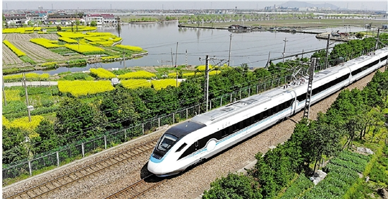 紹興風情旅遊新幹線“鑑湖號”行駛在蕭甬鐵路上