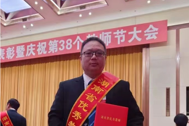 胡國柱(第十四屆全國人大代表,湖南省永州市東安縣耀祥中學高級教師) 胡國柱(第十四屆全國人大代表,湖南省永州市東安縣耀祥中學高級教師)