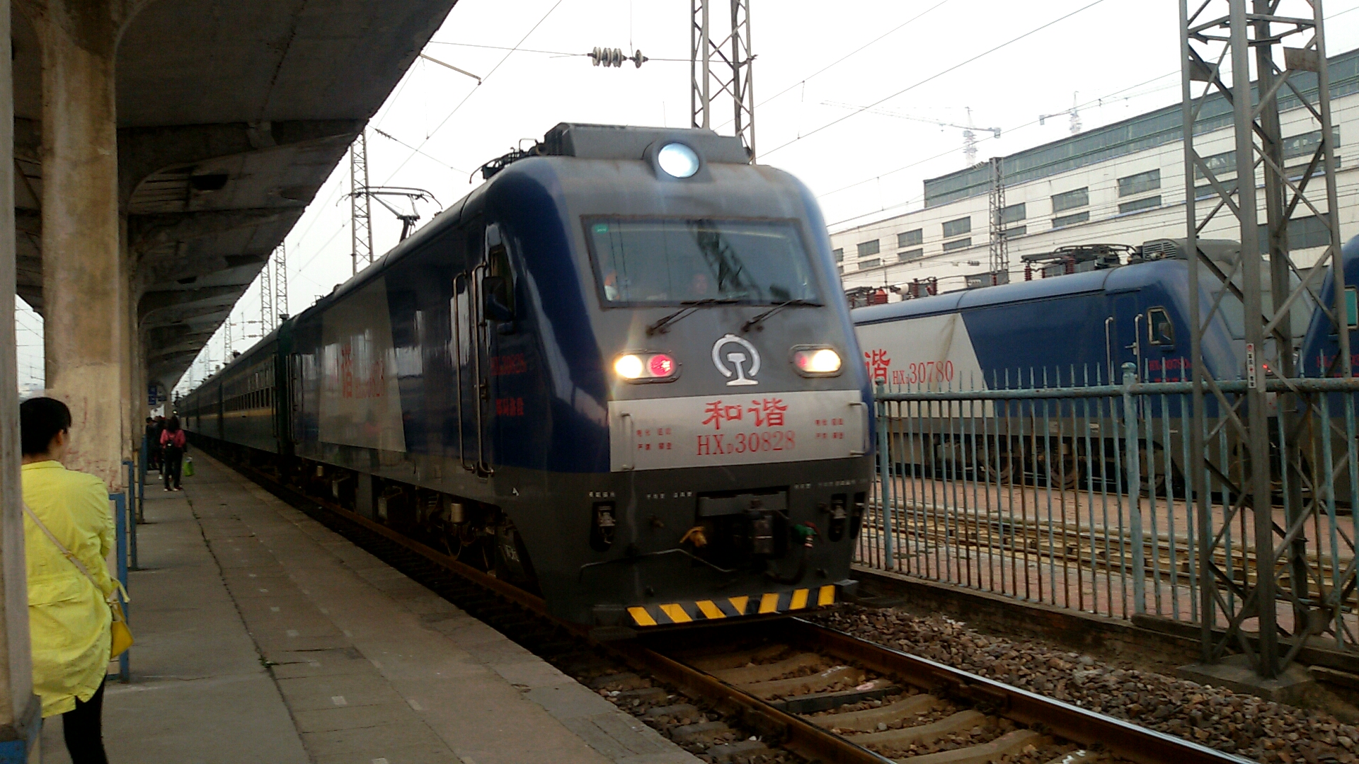 和諧電3型0828號機車牽引6920次列車