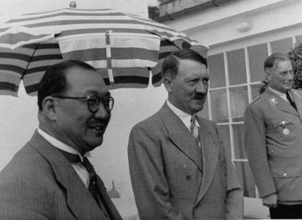 1937年孔祥熙和希特勒在雨傘下