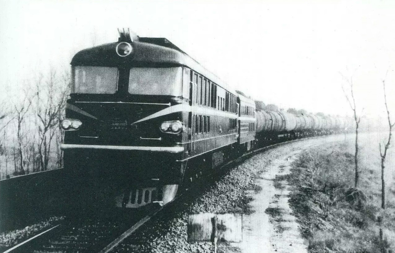 北京型6001號機車與3001號機車重聯牽引貨運列車