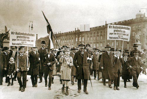 德國人遊行反對《凡爾賽和約》