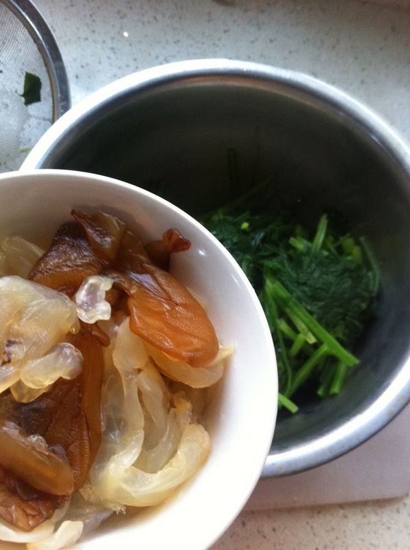 核桃海蜇拌菠菜