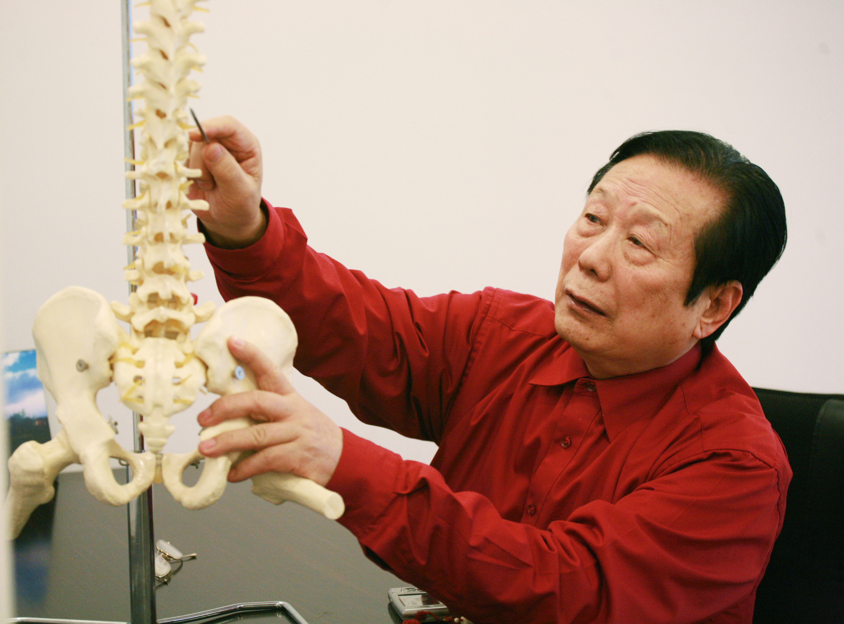 刁文鯧教授講解脊椎錯位引起病症的原理