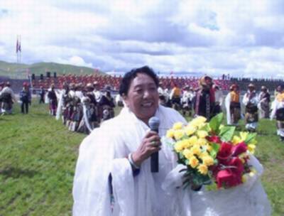 藏族藝術家才旦卓瑪在演唱西藏民歌