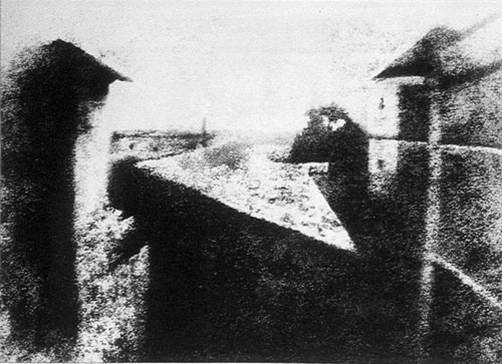 1828年世界第一張照片《窗外的屋頂》