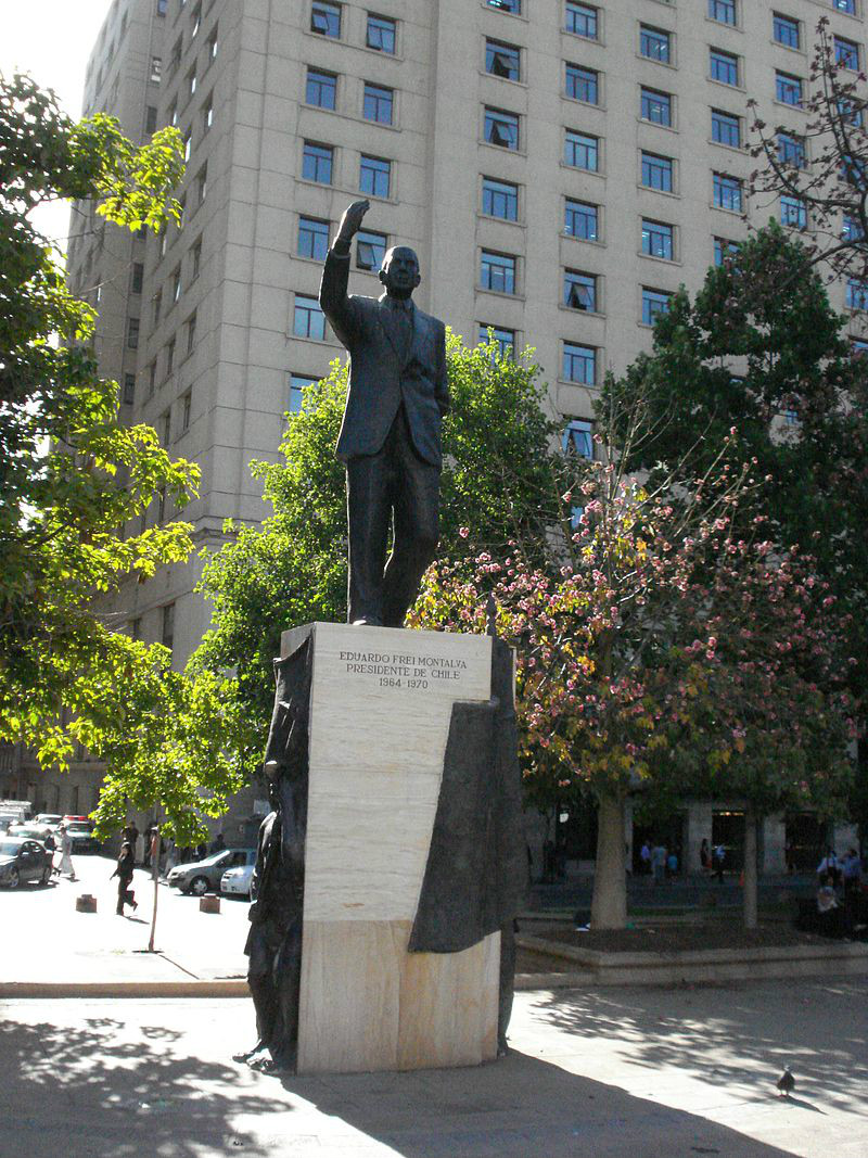 智利總統府莫內達宮前的弗雷雕像