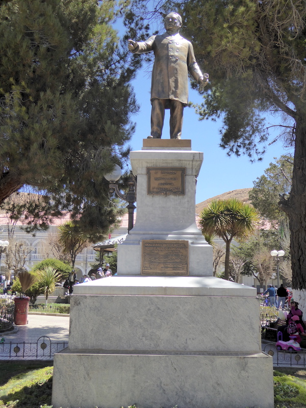 阿尼塞托·阿爾塞總統的雕像（位於奧魯羅城）