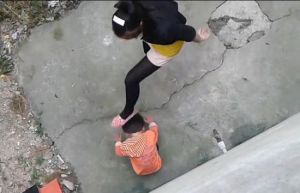 女子暴打4歲女兒的視頻截圖